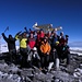 Unsere ganze Gruppe auf dem Kilimanjaro 5985m! 