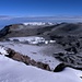 nun ein paar aussichts Bilder. Die Kibo-Caldera vom Uhuru Peak 5895m aus gesehen. Links die Western Breach mit dem kleinen und rasch zerfallenden Furtwängler-Gletscher im Vorder- und dem nördlichen Eisfeld im Hintergrund. Rechts der Bildmitte die Inner Cone (5835m) mit dem Reusch-Krater und dem östlichen Eisfeld rechts anschliessend.<br />