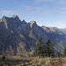 Vor der Kulisse von Hochkünzelspitze und Kanisfluh führt der Wanderweg aufwärts