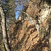 Querungspfad bei Dreusine (links gähnt eine senkrechte Felswand)