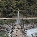 Durch einen Erdrutsch teilweise zerstörte Brücke über den Bhote Koshi Nadi. Für schwindelfreie gut begehbar.