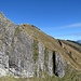 Der Alpinwanderweg führt an interessanten Felsstrukturen vorbei. Rechts unten sind weiss-blau-weisse Markierungen zu sehen.