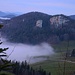 Aussicht von unteren Ruchen-Westgrat zum Ankenballen (1022,6m). Der Nebel hatte inzischen schon eine Obergrenze von 900m erreicht.