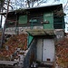 Ein ehemaliger Bunker (1074m) aus dem ersten Weltkrieg. Das ehemals militärische Gebäube auf dem Ruchen Westgrat wurde zum Ferienhäuschen „Alpenblick“ umgebaut.