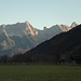 Blick bei Beginn meiner Wanderung bei Maishofen zu schon sonnenbeschienenen Bergen der Berchtesgadener Alpen