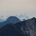 Hinten die verschneite Zugspitze, zuvorderst Bayerische Voralpen