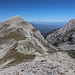 Pizzo Cefalone - Ausblick am Gipfel, u. a. zum etwa nördlich gelegenen Pizzo d'Intermesoli und zum Corno Piccolo sowie ins dazwischen liegende Val Maone. Am Horizont erahnt man auch die Adria und vereinzelte Wolken.
