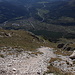 Im Abstieg vom Pizzo Cefalone - Blick über die Südflanke. Unten ist Assergi zu sehen, links erahnt man auch den Weg.