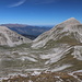 Pizzo Cefalone - Ausblick am Gipfel, u. zu Monte Corvo und Pizzo d'Intermesoli. Im Hintergrund lugen auch die  höchsten Erhebungen von drei italienischen Regionen ins Bild: Latium, Umbrien und Marken.