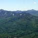 Ausblick vom Giant: Der höchste (links) ist Marcy, genau davor Gothics. In der rechten Hälfte ist Algonquin, der zweit-höchste Gipfel der Adirondacks.