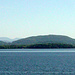 Blick über Lake Champlain. Mount Mansfield links, Camel Hump rechts, beide in Vermont