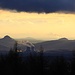 Ausblick vom Erzgebirgskamm Richtung Bořeň (Borschen) kurz vor Sonnenuntergang