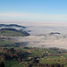 der Nebel zieht sich weit ins Appenzeller Flachland hinein, links ist Waldstatt