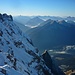 Der Blick geht über die Ammergauer Alpen in die Lechtaler und Allgäuer Alpen.