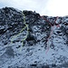 Links der Sulzenauer Eisfall und rechts der Sulzenauer Hütte Eisfall mit ihren jeweils 2 Varianten. Der rote Pfeil deutet an, wo ich im Aufstiegssinn nach rechts rausquerte um auf den Abstiegsweg zu kommen.