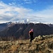 Usciti dal bosco si risalgono dei prati costellati di rocce.