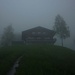 Beim Hof Steinacher (988m) tauchten wir so richtig in Nebel ein.