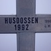 Das Gipfelkreuz vom Hüser / Husdossen (1896m) steht etwas unterhalb vom höchsten Punkt bei einem schönen Grillplatz.