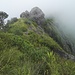 Gipfelgrat im Rückblick: In der oberen Bildhälfte ist rechts des Felskopfs die ausgesetzte Querung zu sehen.