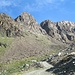 In der Mitte das Jegihorn. Der Normalweg geht von links auf den Gipfel, der Klettersteig geht zuerst auf den rechten Nachbarberg und dann per Seilbrücke aufs Jegihorn.