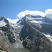 Blick vom Jegihorn auf das Lagginhorn (4010 m), links daneben das Fletschhorn (3985 m).  Der Laggingletscher rechts unten im ansteigenden Talkessel ist stark abgeschmolzen (man vergleiche mit Fotos in älteren Tourenberichten). Die Aufstiegsroute auf das Lagginhorn würde von rechts unten vom Hohsaas kommend über den Gletscher gehen und dann weiter auf dem in Blickrichtung verlaufenden Westgrat.