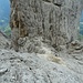17 Ein Blick zurück, der sich lohnt. Einzigartig der schmale Bergkörper der Cima della Madonna, mit dem Winklerkamin. Davor die Kanzel, welche nach der Scharte und dem ersten Kletteraufschwung erreicht wird.