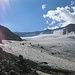 Auf der im Firn sichtbaren Trittspur am linken Rand des Rosimgletschers geht es weiter. Hinter der nächsten Kurve verlässt man dann den Gletscher und steigt nach links hoch.