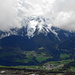 Blick vom Gipfel des Piz Clünas ins Inntal und auf die wolkenumhüllte Pisoc-Gruppe 