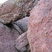 Eine erste schwierigere Stelle ist dieser verkeilter Felsblock. Die Größenverhältnisse im Foto täuschen, ein Mensch kann unter dem Felsen aufrecht stehen. Die Felsen bieten keine Tritte und müssen auf Reibung überwunden werden.