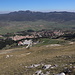 Unterwegs zum Monte Calvario - Blick über das Skigebiet und Pescocostanzo. Im Hintergrund ist der Monte Secine (1.883 m) zu sehen.