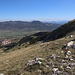 Unterwegs zum Monte Calvario - Links ist ein Teil von Pescocostanzo zu sehen. Gut ist auch die baumbestandene östliche Flanke des Monte Calvario zu sehen.