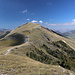 Monte Calvario - Ausblick unweit des Gipfels entlang des Kammverlaufs in Richtung Cima della Fossa/Monte Rotella. Bei genauem Hinsehen ist auch die Bergstation des Sesselliftes zu erkennen. 