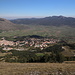 Monte Calvario - Ausblick am Gipfel auf Pescocostanzo. Im Hintergrund ist der etwa östlich gelegene Monte Secine (1.883 m) zu sehen.
