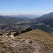 Monte Calvario - Ausblick in Gipfelnähe, u. a. auf die Orte Rivisondoli (vorn) und Roccaraso (hinten, am Rand der Hochebene).