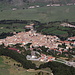 Monte Calvario - Tiefblick vom Gipfel nach Pescocostanzo, wo etwa in Bildmitte auch die Basilica di Santa Maria del Colle zu erahnen ist.