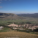 Monte Calvario - Ausblick am Gipfel auf Pescocostanzo. Links ist auch der Ausgangs- und Endpunkt unserer kleinen Wanderung zu erkennen, der Parkplatz des Skigebietes.