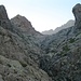 Rechts ein ungewöhnlicher schräg stehender Felsen (la Tour Penchée). Hinten erblickt man schon den Monte Cinto.