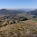 Monte Calvario - Ausblick am Gipfel, u. a. auf den etwa südöstlich gelegenen Ort Rivisondoli.
