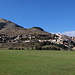 Bei Rivisondoli - Blick auf den Ort am Fuß des Monte Calvario.