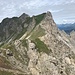 Einblick vom Grüenhorn in die steile und brüchige NE-Flanke vom Gipfel bis zum Casanna-"Ostgipfel" - Casanna selbst liegt weiter westlich ...
