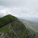 Auf dem westlichen Kapellen-Gipfel des Monte Ramaceto, Blick zum östlichen Hauptgipfel. Rechts ist steiles alpines Gelände, links gemütlicher Wald.