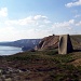 Auf dem Weg zwischen Dover und Folkestone finden sich diverse Ueberreste des 2.Weltkriegs, wie diese Abhoehrschuessel aus Beton oder der Bunker auf dem Huegel hinten.