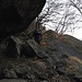 Risalendo una rampa sotto le rocce (ma il sentiero principale probabilmente non è questo…)
