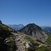 Aufstieg zum Krottenkopf, Blick zum Bischof, links dahinter Alpspitze und Zugspitze