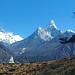 Von rechts nach links: Ama Dablam, Lhotse und gerade noch sichtbar die Spitze des Mount Everest. Standort: Einige Meter unterhalb des Everest View Hotels in der Nähe von Namche