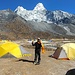 Basecamp (4600m) mit Ama Dablam und dem glücklichen Inder Rohan nach seiner Rückkehr vom Gipfel.