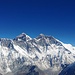 Am Gipfel: Seine Eminenz umgarnt von Nuptse (links) und Lhotse (rechts). Rechts unter dem Lhotse liegt die "kleine" etwas stumpfe Pyramide des Island Peak, der häufig bestiegen wird.
