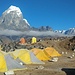 Basecamp mit Taboche Peak. Der Cholatse liegt fast ganz versteckt direkt hinter dem Taboche. Rechts im Bild ist zudem der Lobuche Peak zu sehen. Dieser 6000m Berg wird sehr oft bestiegen und liegt an der Wanderroute zum Basecamp des Mount Everest.