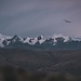 Ein Condor zieht seine Kreise vor den Bergen der Cordillera Real.<br />Cerro Warawarani, Cerro Willa Loje und Cerrro Pakukiuta.