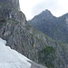 Über die steilen Schrofen rechts des Schneefeldes geht es hinauf in den Niedersessel (I, ausgesetzt)